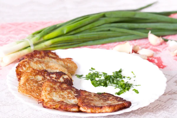 Flapjacks de patata con crema agria y puerro — Foto de Stock