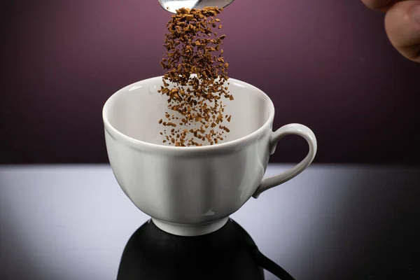 Создание Мгновенного Сублимированного Кофе Белой Кружке Отражением Градиентном Фоне — стоковое фото