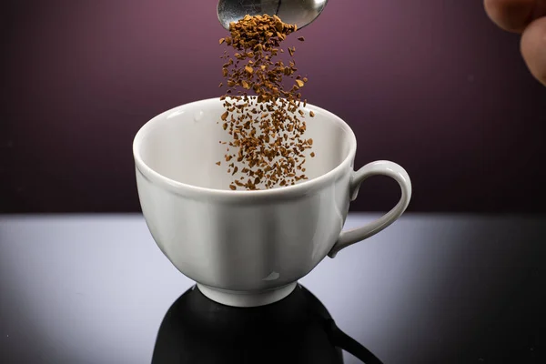 Создание Мгновенного Сублимированного Кофе Белой Кружке Отражением Градиентном Фоне — стоковое фото