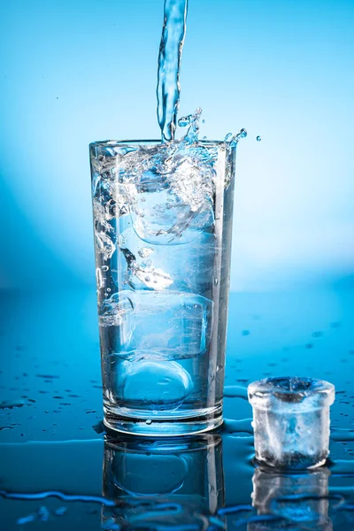 Прозора Крижана Вода Прозорому Склі Відображенням Синьому Градієнтному Фоні — стокове фото