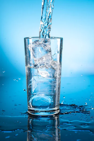 Klares Eiswasser Transparentem Glas Mit Reflexion Auf Blauem Hintergrund Stockbild