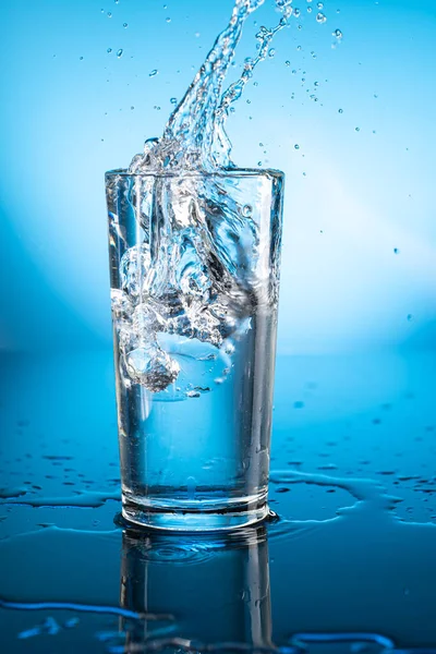 Klares Eiswasser Transparentem Glas Mit Reflexion Auf Blauem Hintergrund Stockbild