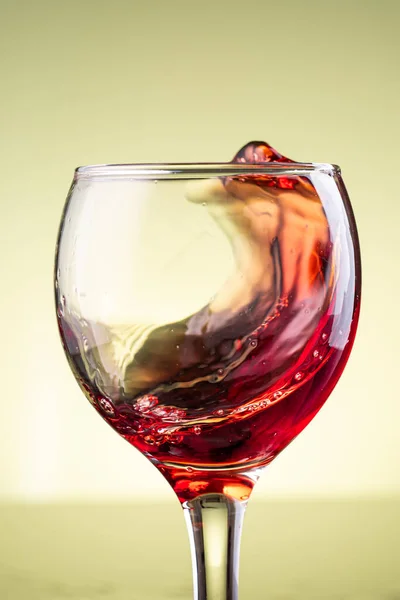 Splash Red Wine Glass Yellow Background — Stock Photo, Image