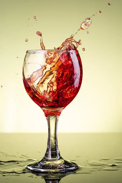Spruzzata Vino Rosso Bicchiere Fondo Giallo — Foto Stock