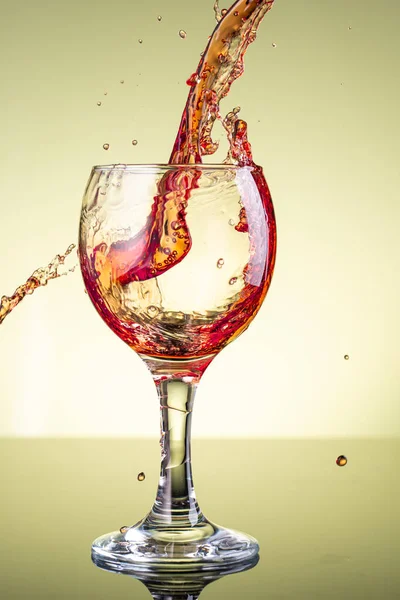 Splash Red Wine Glass Yellow Background — Stock Photo, Image