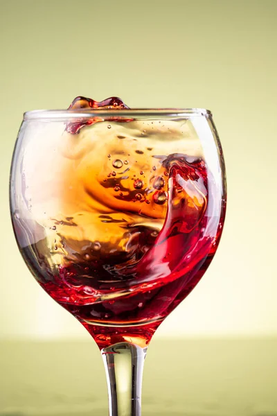 Spruzzata Vino Rosso Bicchiere Fondo Giallo — Foto Stock