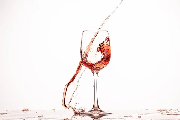 Respingo Fluxo Vinho Tinto Copo Fundo Branco Com Reflexão — Fotografia de Stock