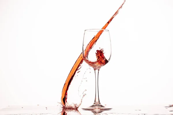 Spruzzi Flusso Vino Rosso Bicchiere Fondo Bianco Con Riflesso — Foto Stock