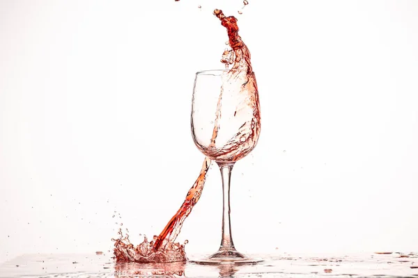 Spruzzi Flusso Vino Rosso Bicchiere Fondo Bianco Con Riflesso — Foto Stock