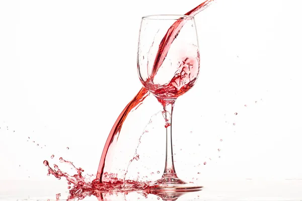 Stänk Och Flöde Rött Vin Ett Glas Vit Bakgrund Med — Stockfoto