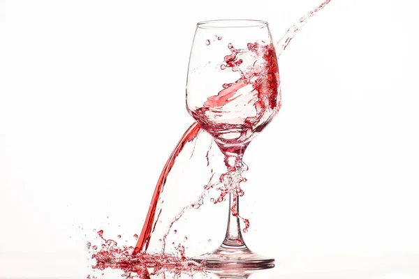 白い背景のガラスに赤ワインのスプラッシュと流れを映し出し — ストック写真
