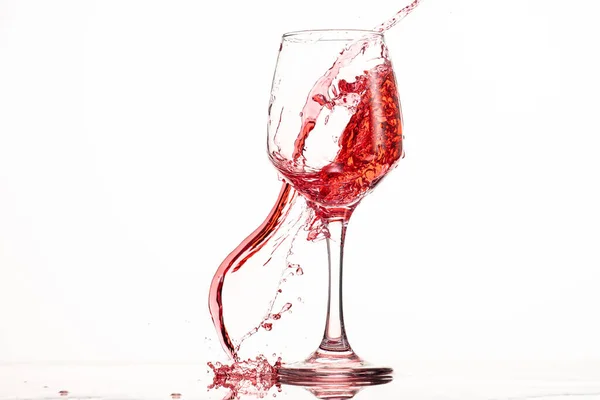 Spritzer Und Rotweinfluss Einem Glas Auf Weißem Hintergrund Mit Spiegelung — Stockfoto