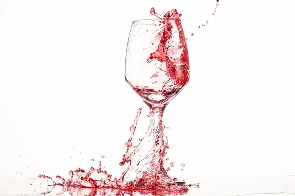 Stänk Och Flöde Rött Vin Ett Glas Vit Bakgrund Med — Stockfoto