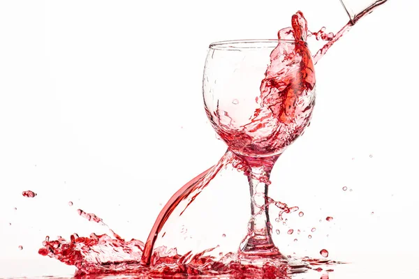 Spruzzi Flusso Vino Rosso Bicchiere Fondo Bianco Con Riflesso — Foto Stock