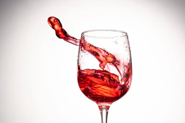 Spruzzata Vino Rosso Vetro Sfondo Bianco Vicino — Foto Stock