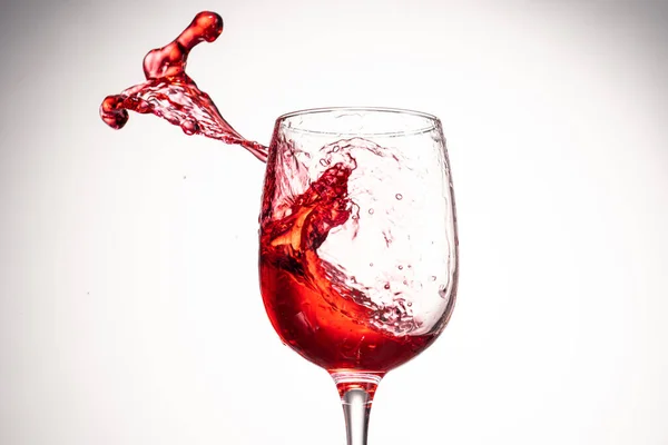 Spritzer Rotwein Glas Auf Weißem Hintergrund Nahaufnahme — Stockfoto