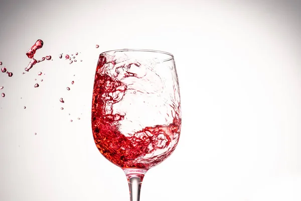 Respingo Vinho Tinto Vidro Fundo Branco Fechar — Fotografia de Stock