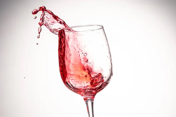 Stänk Rött Vin Glas Vit Bakgrund Närbild — Stockfoto