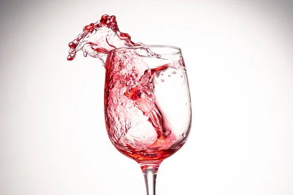 Stänk Rött Vin Glas Vit Bakgrund Närbild — Stockfoto