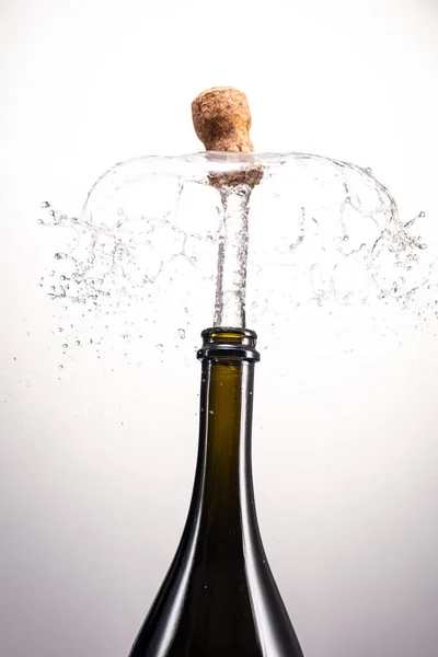Kurk Ontsnapt Uit Een Fles Champagne Onder Druk Met Spetteren — Stockfoto