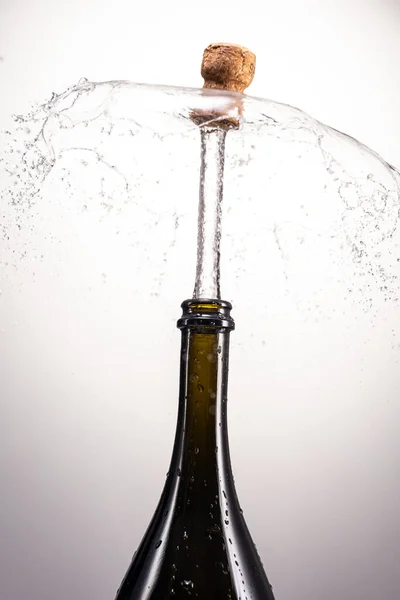 Sughero Fugge Una Bottiglia Champagne Sotto Pressione Con Spruzzi — Foto Stock