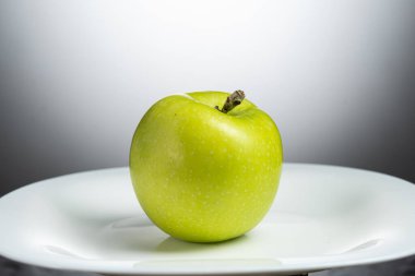 Su ve su damlatan yeşil elma