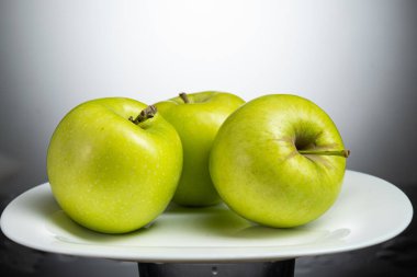 Su ve su damlatan yeşil elma