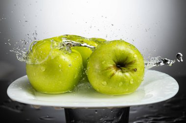 Su ve su damlatan yeşil elma