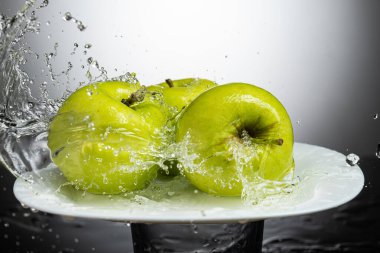 Su ve su damlatan yeşil elma