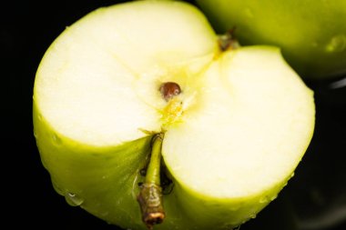 Su ve su damlatan yeşil elma