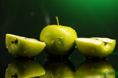Su ve su damlatan yeşil elma