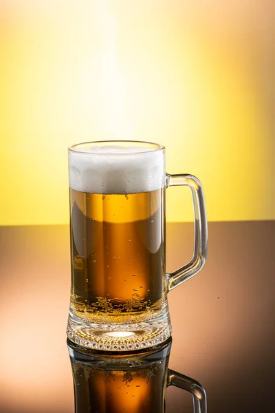 Tall Transparent Glass Yellow Background Beer Foam Surface — Stock Photo, Image