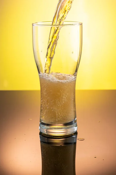 Bira bardağına sarı arka plandaki şişeden bira dolduruyorum.