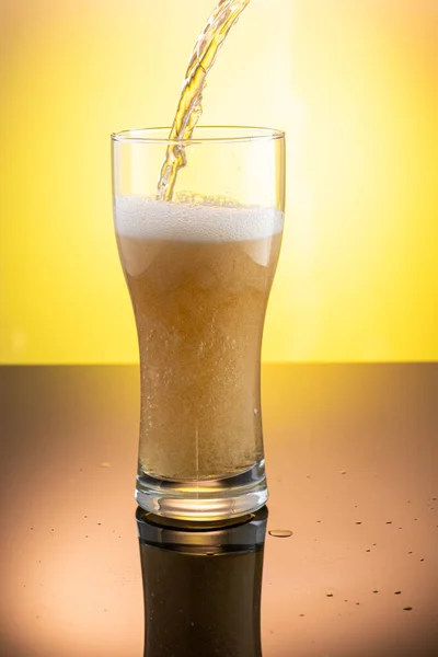 Gieten Bier Bier Glas Uit Fles Gele Achtergrond — Stockfoto