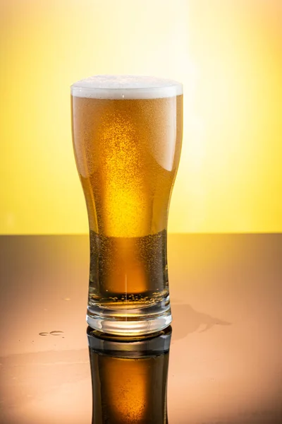 Gieten Bier Bier Glas Uit Fles Gele Achtergrond — Stockfoto