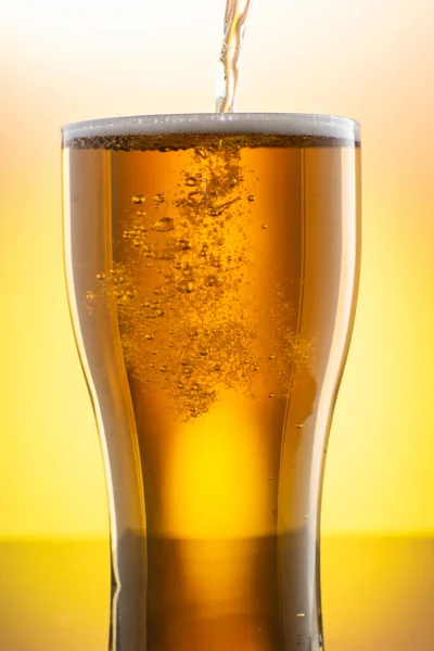 Nalewanie Piwa Szklanki Piwa Butelki Żółtym Tle — Zdjęcie stockowe