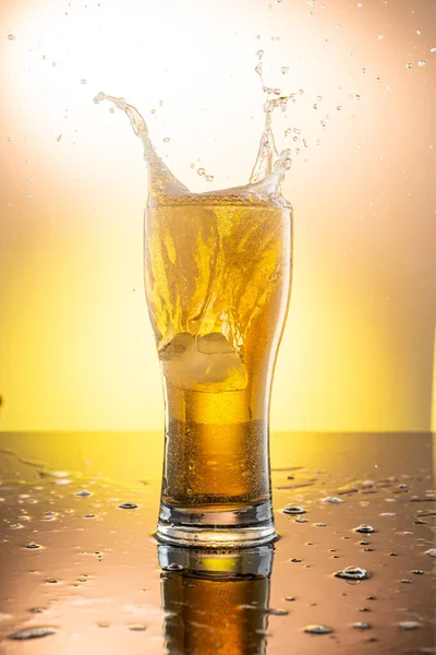 Plons Van Een Stuk Ijs Een Glas Met Bier Een — Stockfoto