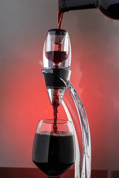 エアターを通してワインを注ぎワインを酸素化させ泡でワインを流れ — ストック写真