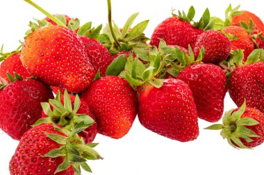 Beyaz arka planda sebze bahçesinden taze doğal çilekler.