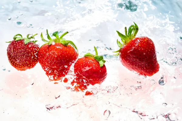 Frische Natürliche Erdbeeren Auf Hellem Hintergrund Mit Plätscherndem Wasser — Stockfoto