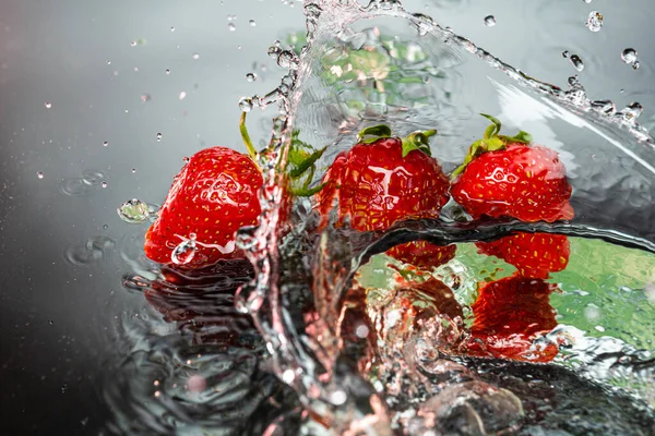 Frische Natürliche Erdbeeren Auf Hellem Hintergrund Mit Plätscherndem Wasser — Stockfoto