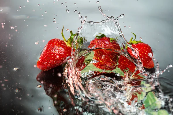 Färska Naturliga Jordgubbar Ljus Bakgrund Med Stänk Vatten — Stockfoto