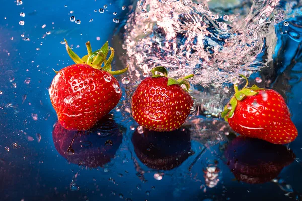 Frische Natürliche Erdbeeren Auf Blauem Hintergrund Mit Wasser — Stockfoto