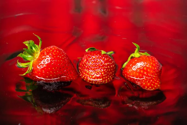 Fresas Naturales Frescas Sobre Fondo Rojo Con Agua — Foto de Stock