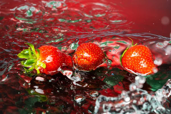 Свежая Натуральная Клубника Красном Фоне Водой — стоковое фото