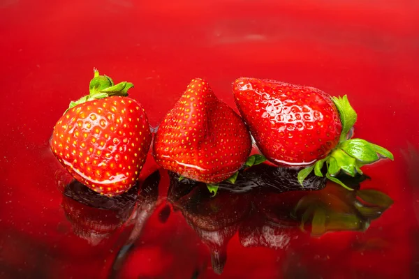 Frische Natürliche Erdbeeren Auf Rotem Hintergrund Mit Wasser — Stockfoto