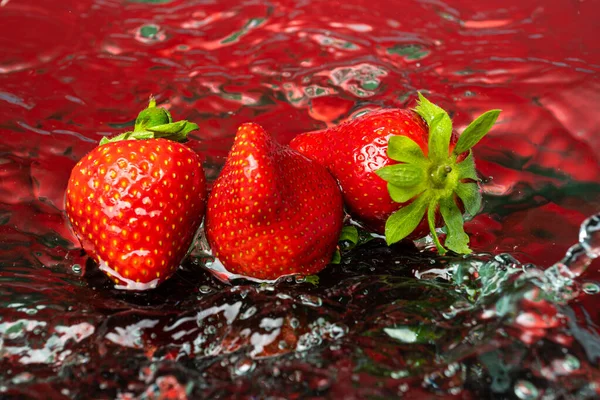 Frische Natürliche Erdbeeren Auf Rotem Hintergrund Mit Wasser — Stockfoto