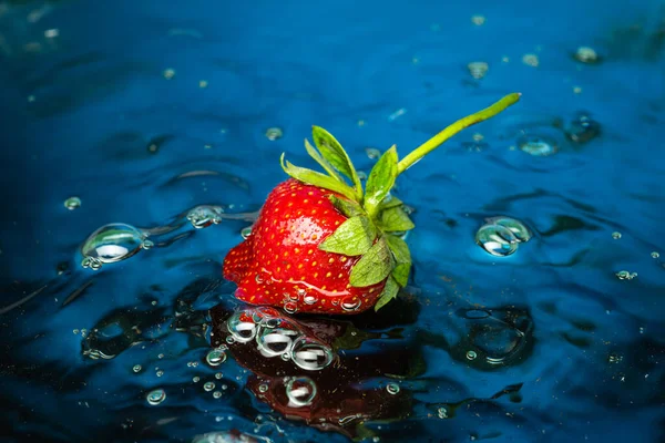 Frische Natürliche Erdbeeren Auf Blauem Hintergrund Mit Wasser — Stockfoto