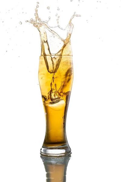 Splash Von Fallendem Eis Glas Mit Schäumendem Bier Auf Weißem — Stockfoto