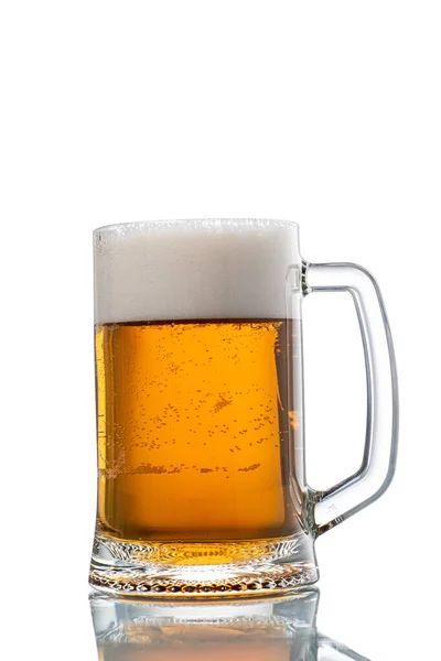 白色背景泡沫啤酒玻璃杯隔离 — 图库照片